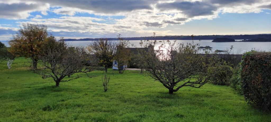 Sur la commune de PLOUBAZLANEC, propriété à vendre avec vue  – 6 pièces – 5 chambres – 180 m²