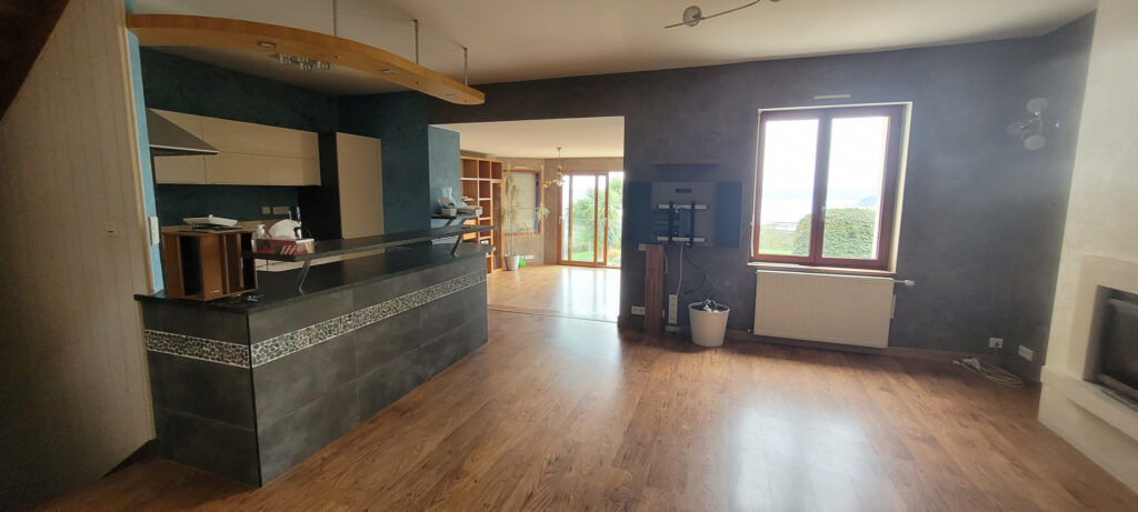 Sur la commune de PLOUBAZLANEC, propriété à vendre avec vue  – 6 pièces – 5 chambres – 180 m²