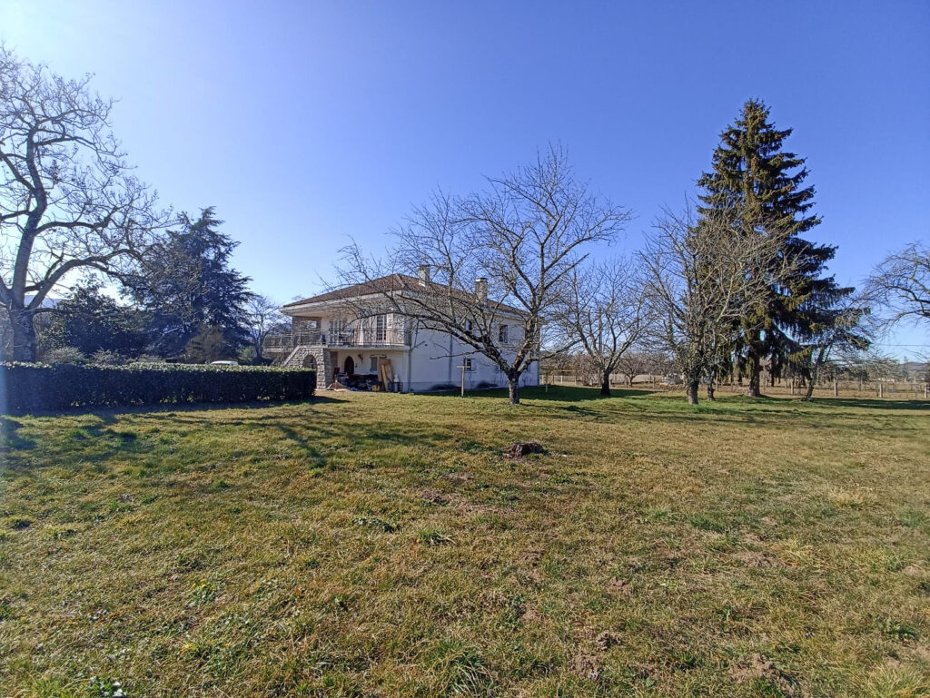 Grande maison de caractère avec terrain de +4500m2 – 9 pièces – 7 chambres – 298 m²