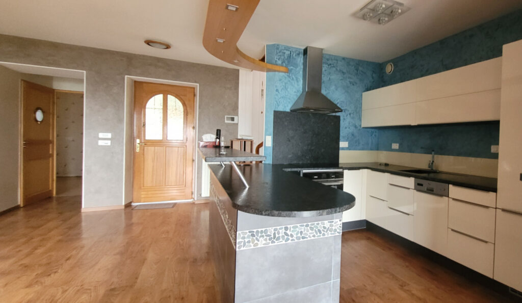 Sur la commune de PLOUBAZLANEC, propriété à vendre avec vue  – 6 pièces – 5 chambres – 180 m²