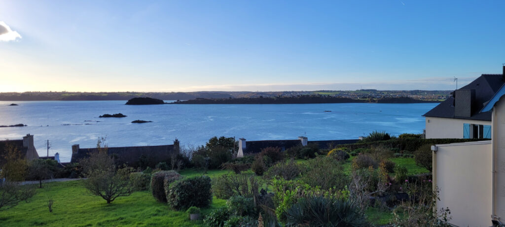 Sur la commune de PLOUBAZLANEC, propriété à vendre avec vue  – 6 pièces – 5 chambres – 180 m²