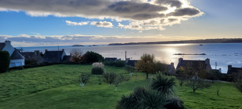 Sur la commune de PLOUBAZLANEC, propriété à vendre avec vue  – 6 pièces – 5 chambres – 180 m²