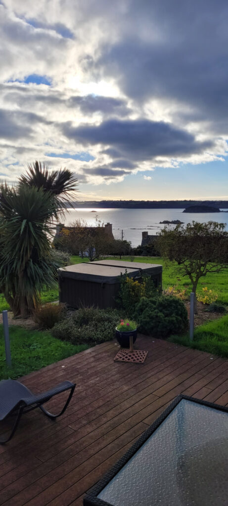 Sur la commune de PLOUBAZLANEC, propriété à vendre avec vue  – 6 pièces – 5 chambres – 180 m²