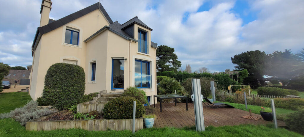 Sur la commune de PLOUBAZLANEC, propriété à vendre avec vue  – 6 pièces – 5 chambres – 180 m²