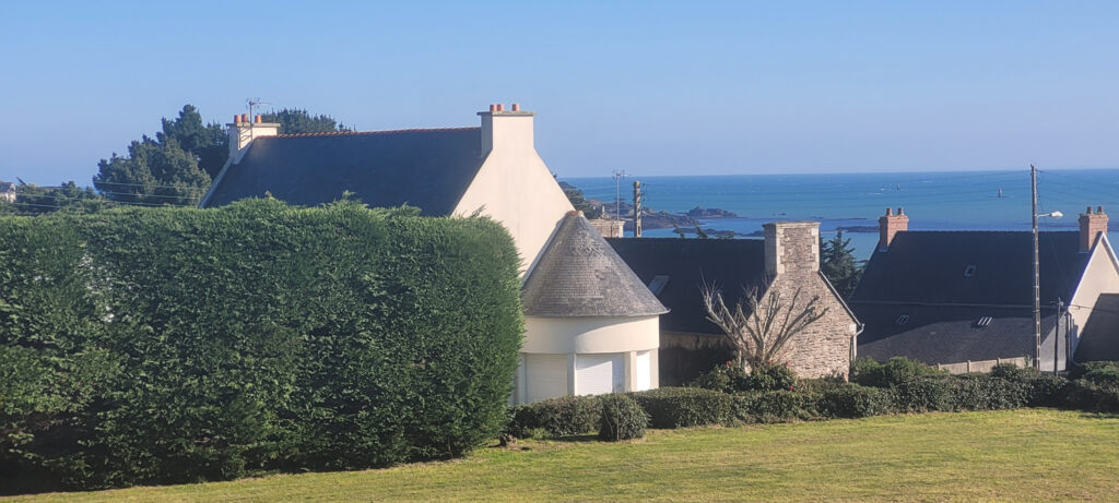 MAISON 151 M2, TERRAIN 1200 M2, VUE BAIE DE PAIMPOL Sur la c – 6 pièces – 5 chambres – 151 m²