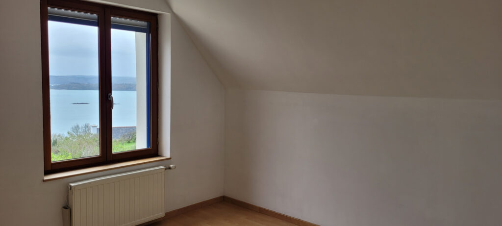 Sur la commune de PLOUBAZLANEC, propriété à vendre avec vue  – 6 pièces – 5 chambres – 180 m²