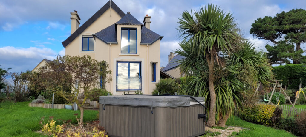 Sur la commune de PLOUBAZLANEC, propriété à vendre avec vue  – 6 pièces – 5 chambres – 180 m²