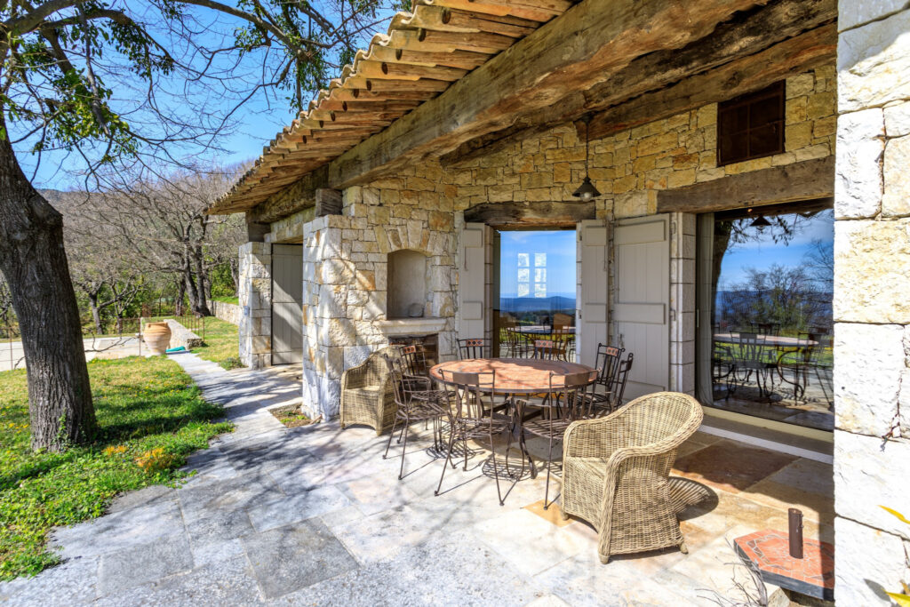 SOMPTUEUSE PROPRIETE EN PIERRES AVEC VUE PANORAMIQUE EPOUSTO – 7 pièces – 4 chambres – 380 m²