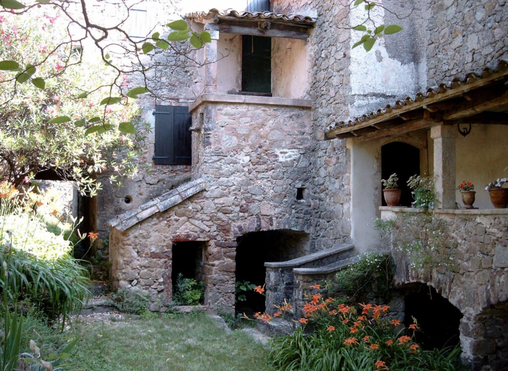 Authentique mas en pierre avec vue sur le massif Cévenol – 13 pièces – 3 chambres – 400 m²