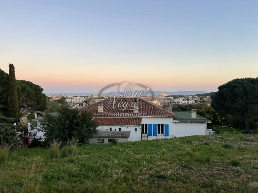 BORMES LES MIMOSAS – EXCLUSIVITÉ – TERRAIN CONSTRUCTIBLE VUE MER – 948 m²