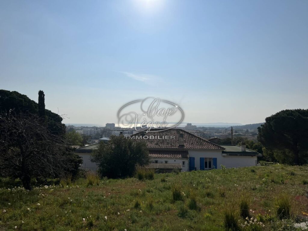 BORMES LES MIMOSAS – EXCLUSIVITÉ – TERRAIN CONSTRUCTIBLE VUE MER – 948 m²