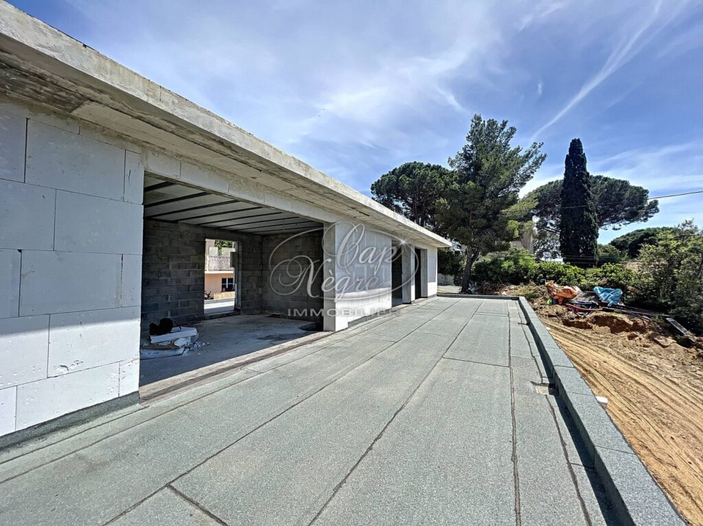 RAYOL CANADEL – MAISON A TERMINER – NR pièces – NR chambres – 160 m²