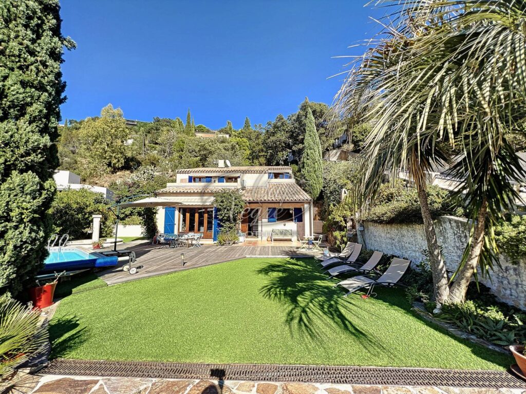 maison sur terrain de plus de 1500 m2 quartier AIGUEBELLE – SITUATION PRIVILÉGIÉE – 6 pièces – NR chambres – 152 m²