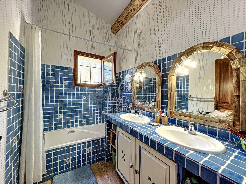 maison sur terrain de plus de 1500 m2 quartier AIGUEBELLE – SITUATION PRIVILÉGIÉE – 6 pièces – NR chambres – 152 m²