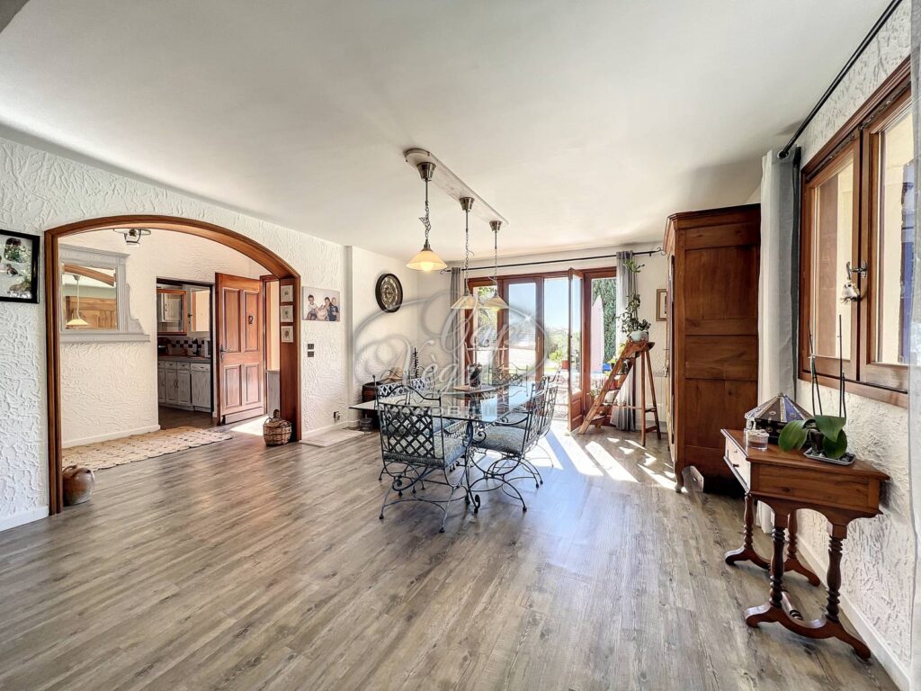 maison sur terrain de plus de 1500 m2 quartier AIGUEBELLE – SITUATION PRIVILÉGIÉE – 6 pièces – NR chambres – 152 m²