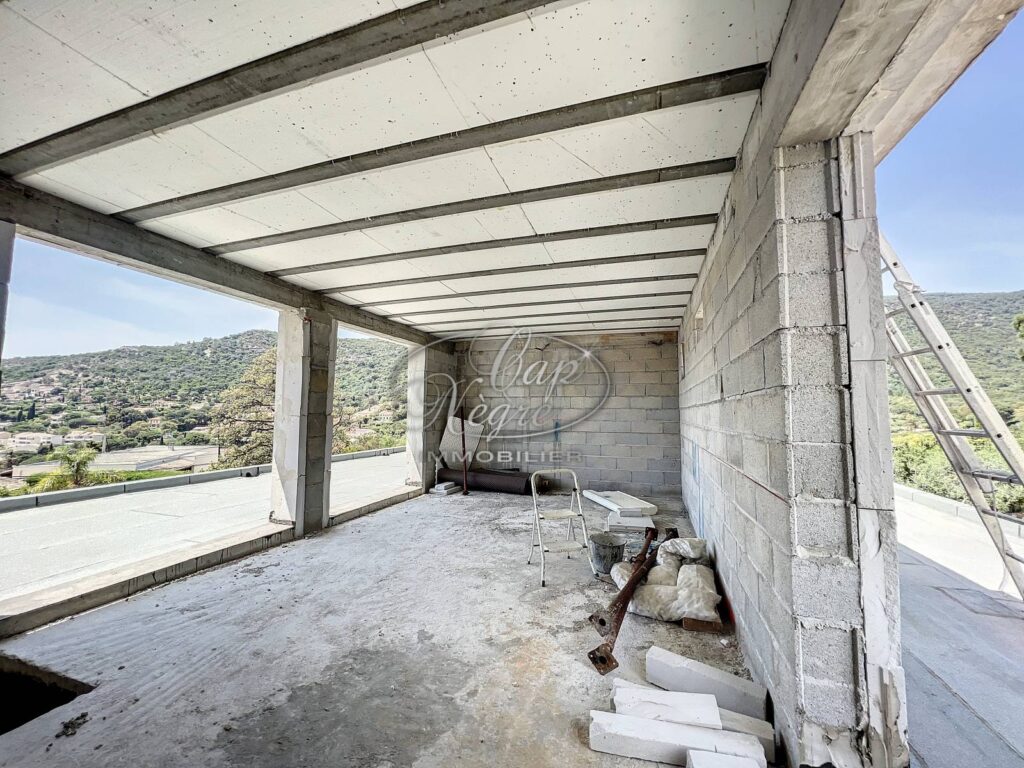 RAYOL CANADEL – MAISON A TERMINER – NR pièces – NR chambres – 160 m²