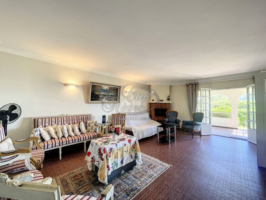 RAYOL CANADEL SUR MER – MAISON DE CHARME – NR pièces – 5 chambres – 181 m²