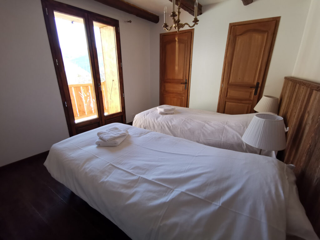 Magnifique Chalet rénové à la FOUX d’Allos – RARE Ancienne f – 10 pièces – 6 chambres – 276 m²