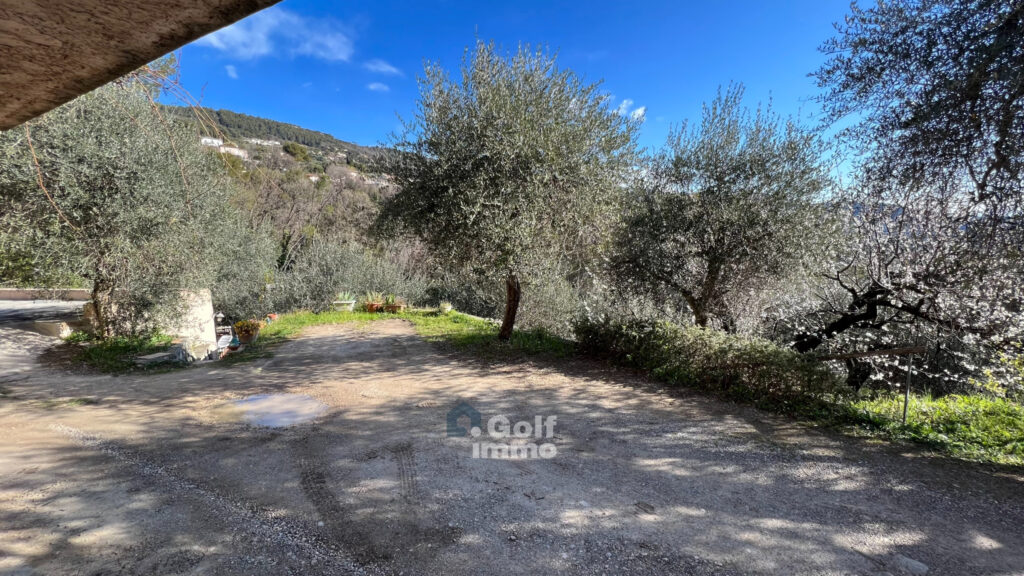 Villa 8 pièces de 167 m2 avec vue dégagée + une dépendance d – 8 pièces – 4 chambres – 167 m²