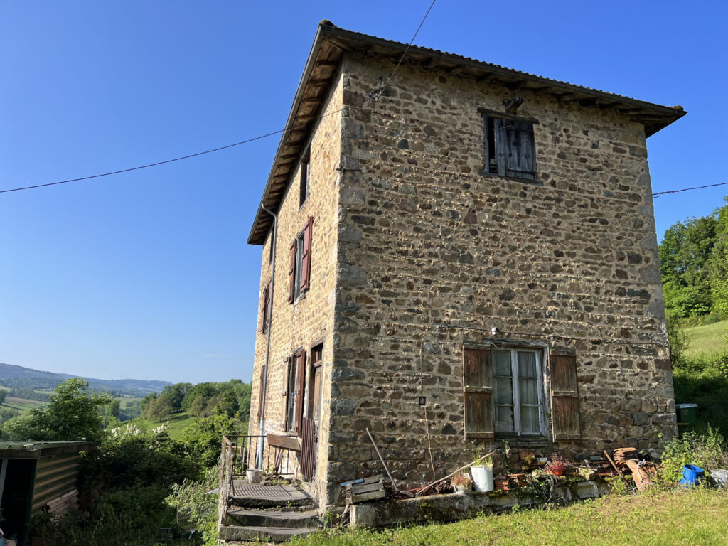 Maison de campagne élevée sur 3 niveaux avec jardin attenant – 5 pièces – 3 chambres – 120 m²