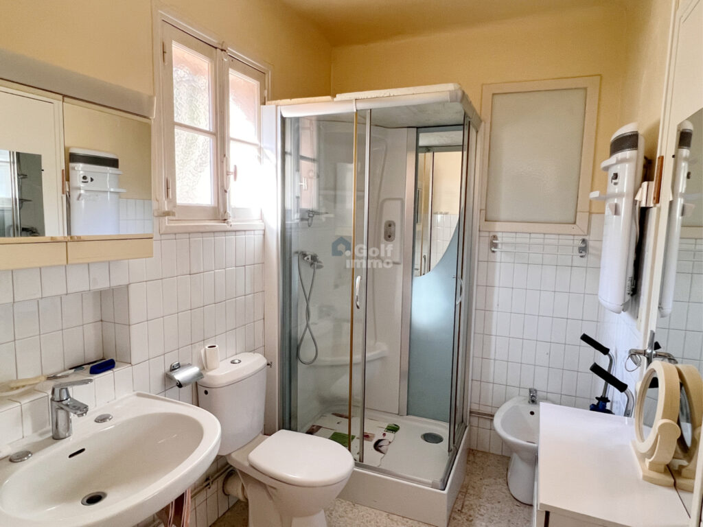 Villa 8 pièces de 167 m2 avec vue dégagée + une dépendance d – 8 pièces – 4 chambres – 167 m²