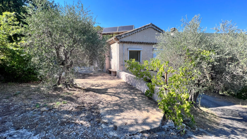 Villa 8 pièces de 167 m2 avec vue dégagée + une dépendance d – 8 pièces – 4 chambres – 167 m²