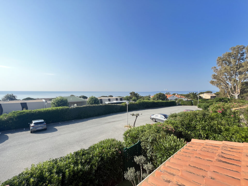 Magnifique vue mer pour cet appartement avec terrasse  – 2 pièces – 1 chambre – 27 m²