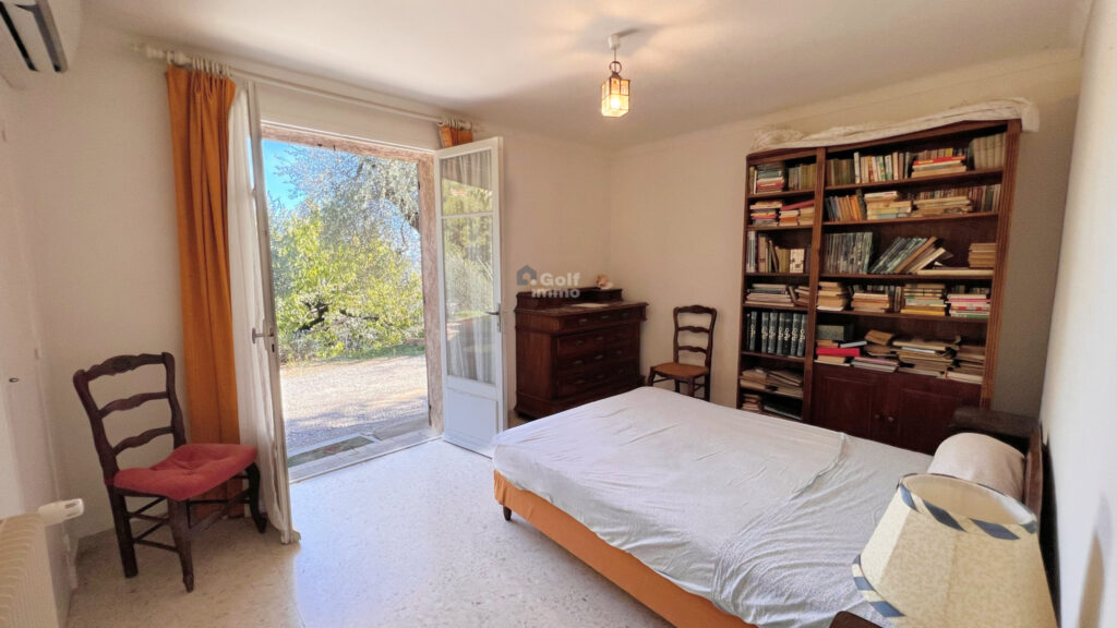 Villa 8 pièces de 167 m2 avec vue dégagée + une dépendance d – 8 pièces – 4 chambres – 167 m²