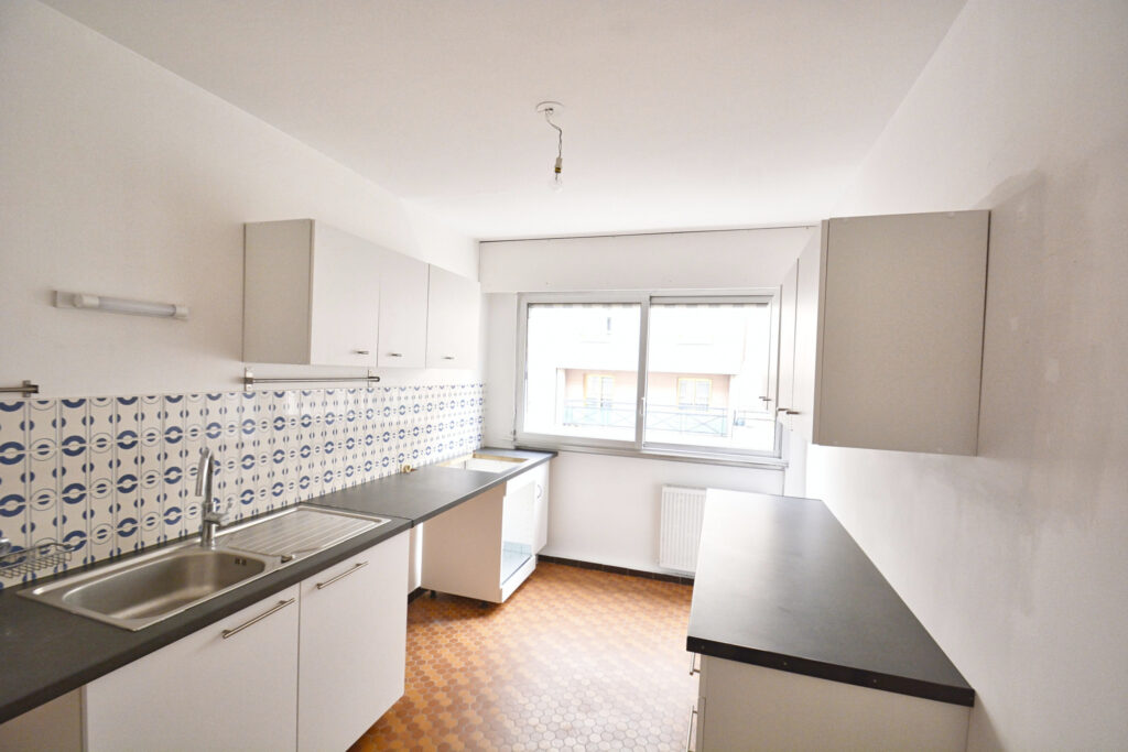 LYON 3ème –  Vaste APPARTEMENT de type T5 + CAVE + GARAGE EN – 5 pièces – 3 chambres – 116 m²