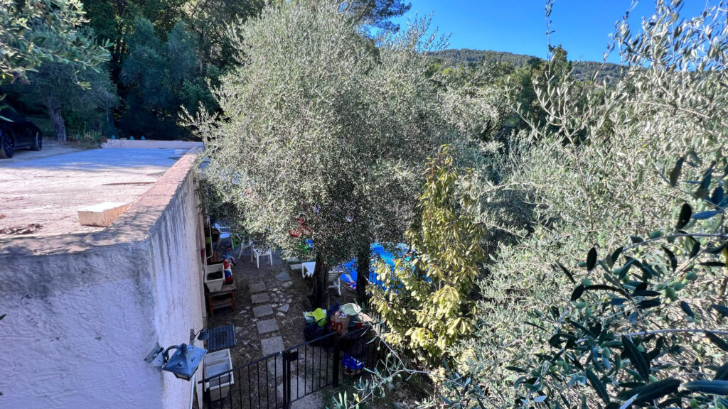 Villa 8 pièces de 167 m2 avec vue dégagée + une dépendance d – 8 pièces – 4 chambres – 167 m²