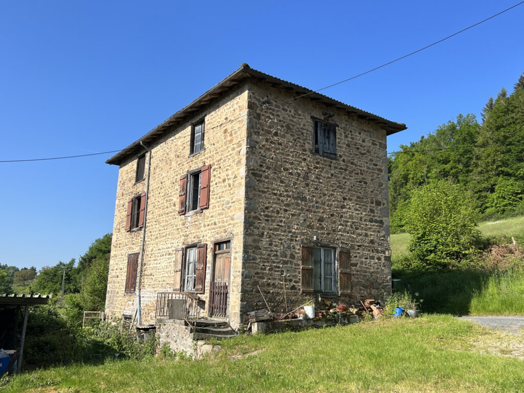 Maison de campagne élevée sur 3 niveaux avec jardin attenant – 5 pièces – 3 chambres – 120 m²