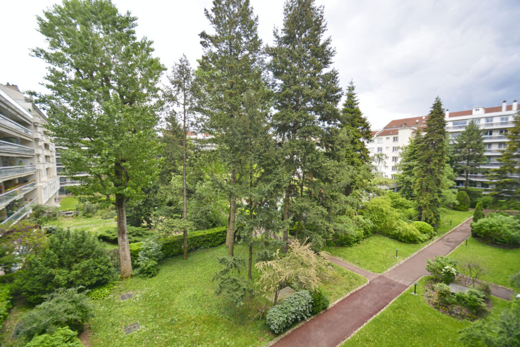 LYON 3ème –  Vaste APPARTEMENT de type T5 + CAVE + GARAGE EN – 5 pièces – 3 chambres – 116 m²