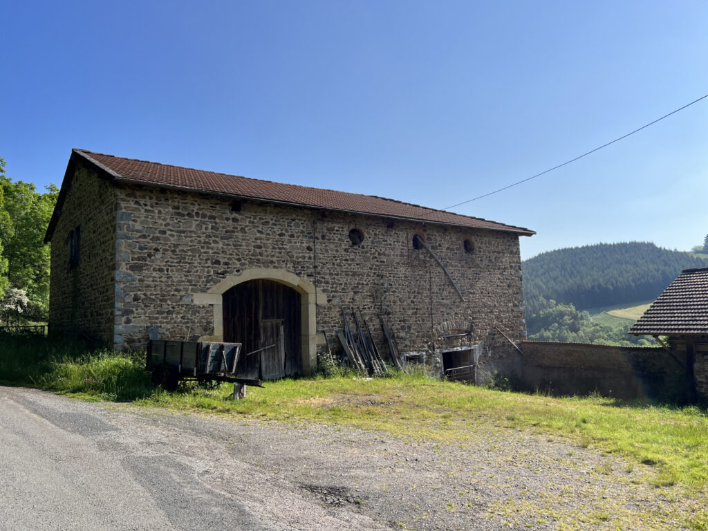 Maison de campagne élevée sur 3 niveaux avec jardin attenant – 5 pièces – 3 chambres – 120 m²