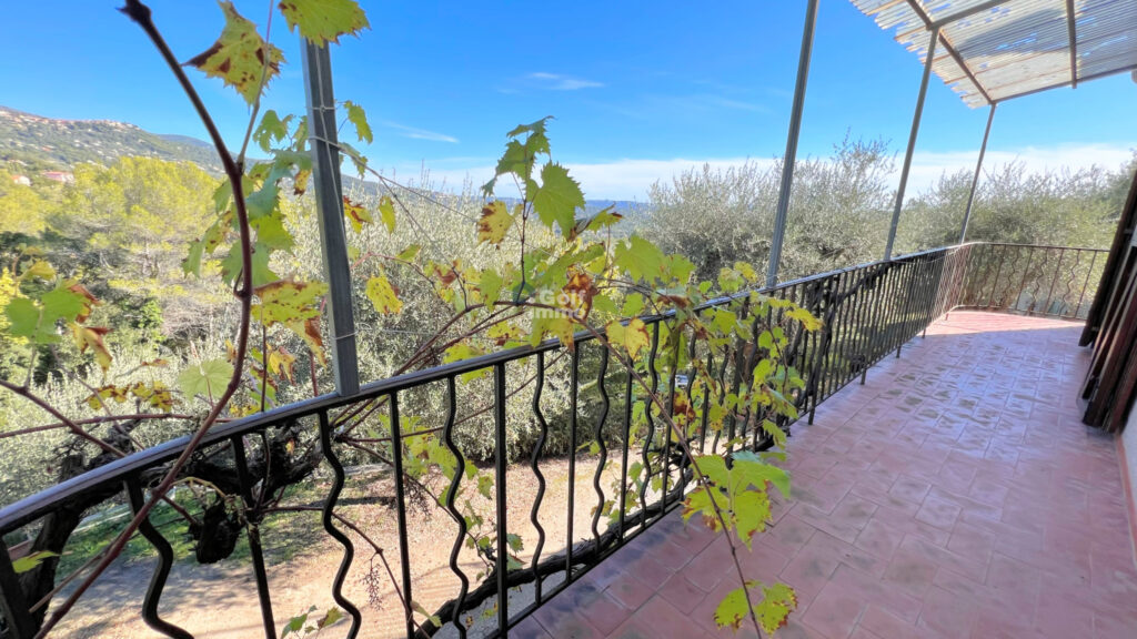 Villa 8 pièces de 167 m2 avec vue dégagée + une dépendance d – 8 pièces – 4 chambres – 167 m²