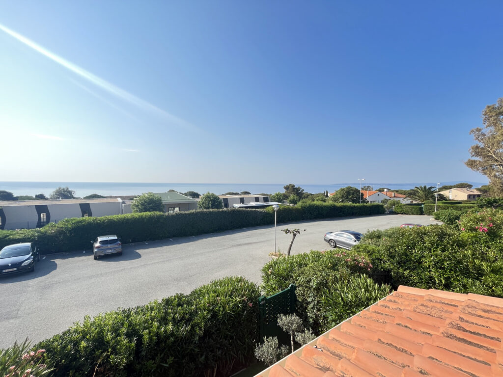 Magnifique vue mer pour cet appartement avec terrasse  – 2 pièces – 1 chambre – 27 m²