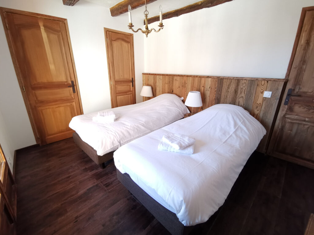 Magnifique Chalet rénové à la FOUX d’Allos – RARE Ancienne f – 10 pièces – 6 chambres – 276 m²