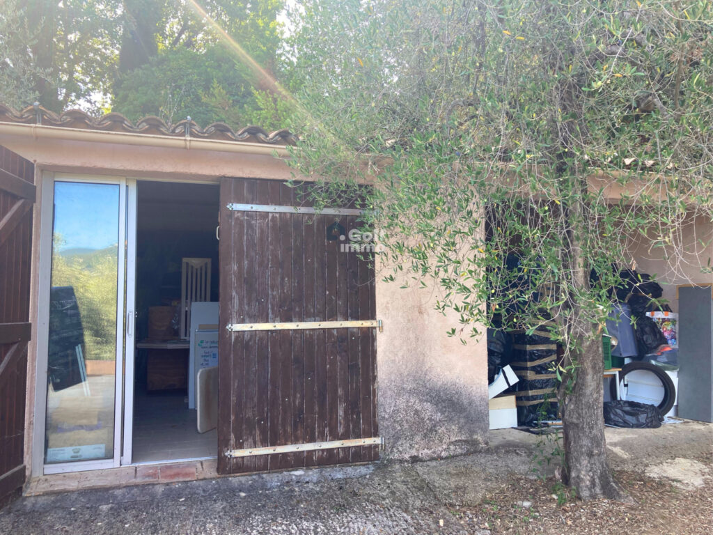 Villa 8 pièces de 167 m2 avec vue dégagée + une dépendance d – 8 pièces – 4 chambres – 167 m²