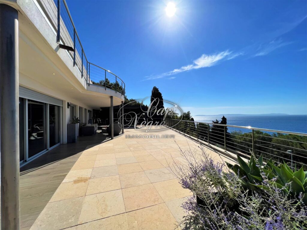 PROPRIETE CONTEMPORAINE AIGUEBELLE VUE MER – 6 pièces – 5 chambres – 230 m²
