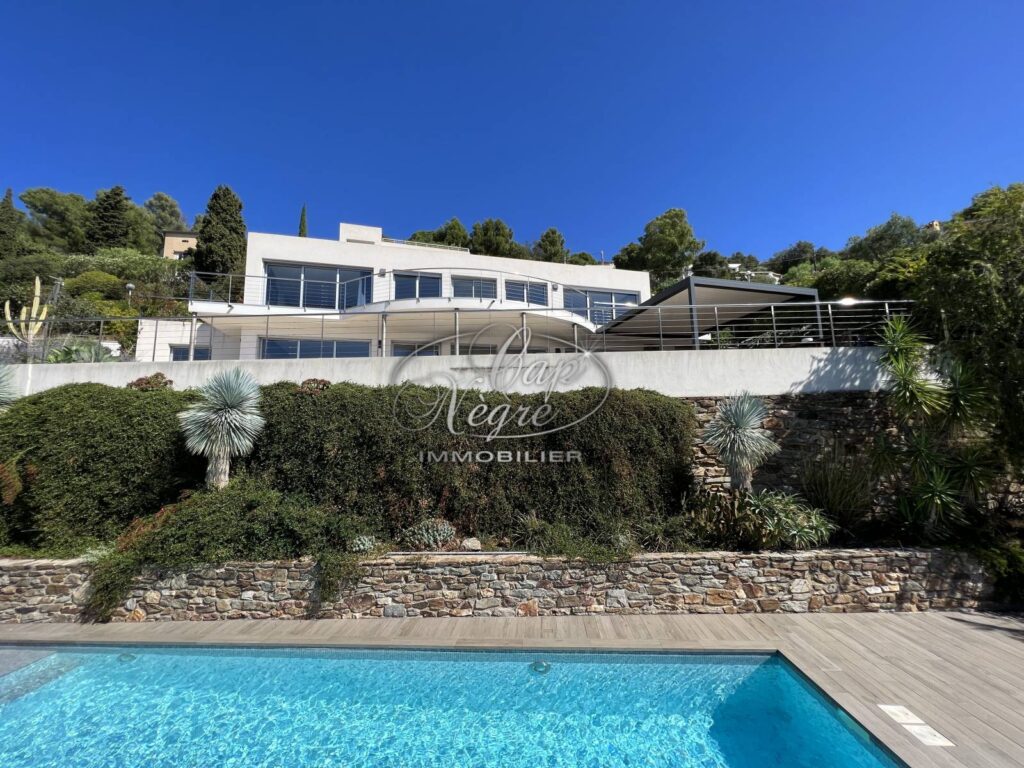 PROPRIETE CONTEMPORAINE AIGUEBELLE VUE MER – 6 pièces – 5 chambres – 230 m²