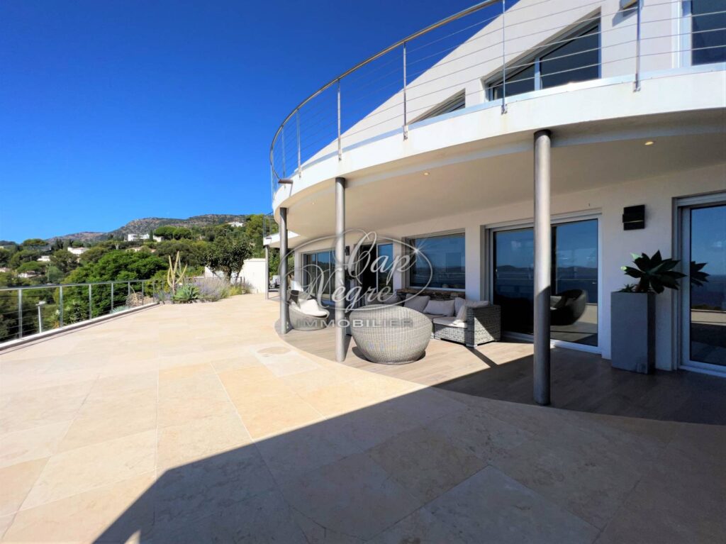 PROPRIETE CONTEMPORAINE AIGUEBELLE VUE MER – 6 pièces – 5 chambres – 230 m²