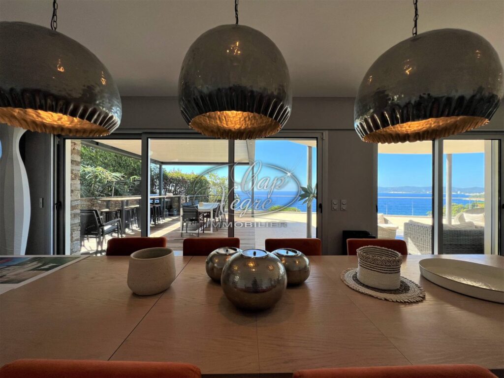 PROPRIETE CONTEMPORAINE AIGUEBELLE VUE MER – 6 pièces – 5 chambres – 230 m²