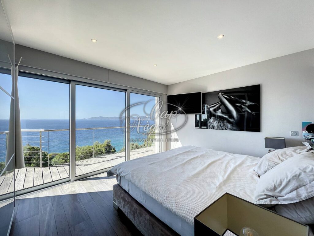 PROPRIETE CONTEMPORAINE AIGUEBELLE VUE MER – 6 pièces – 5 chambres – 230 m²