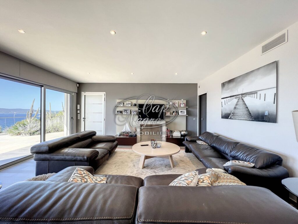 PROPRIETE CONTEMPORAINE AIGUEBELLE VUE MER – 6 pièces – 5 chambres – 230 m²