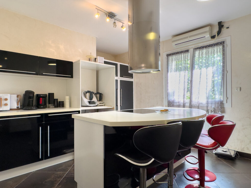 Maison de 147m2 habitables avec piscine et pool-house sur 12 – 7 pièces – 4 chambres – 187 m²