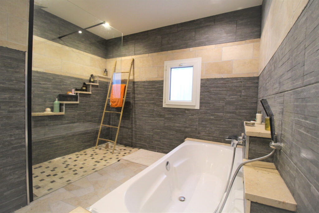 Villa de plain pied sur terrain de 1500 m2 – 6 pièces – 3 chambres – 137 m²