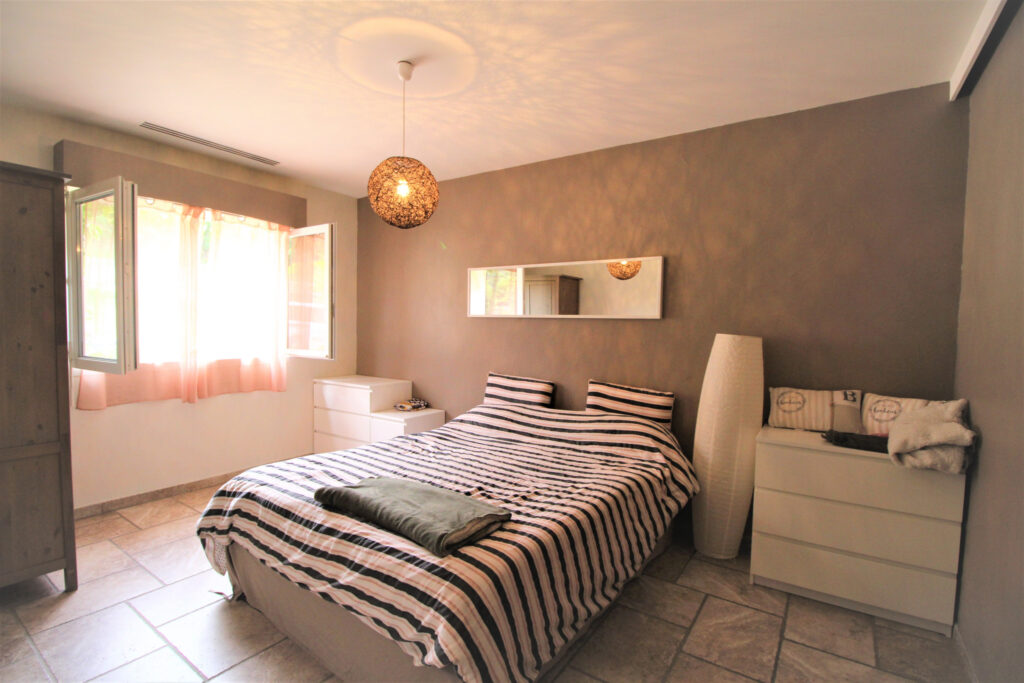 Villa de plain pied sur terrain de 1500 m2 – 6 pièces – 3 chambres – 137 m²