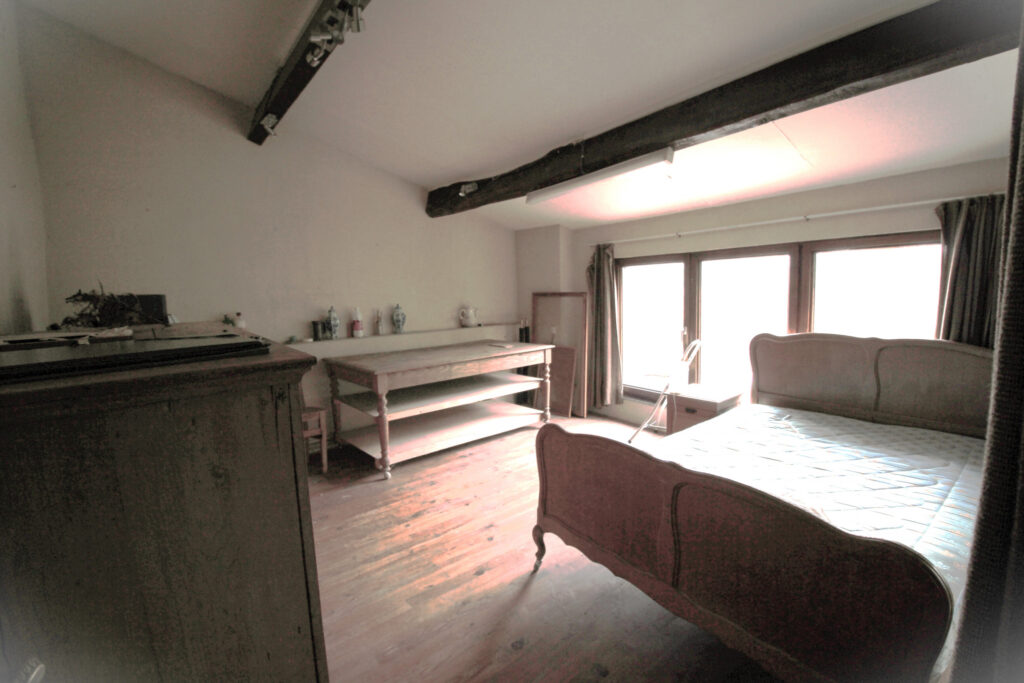 Ancienne ferme sur terrain d’1 hectare – 7 pièces – 4 chambres – 129 m²