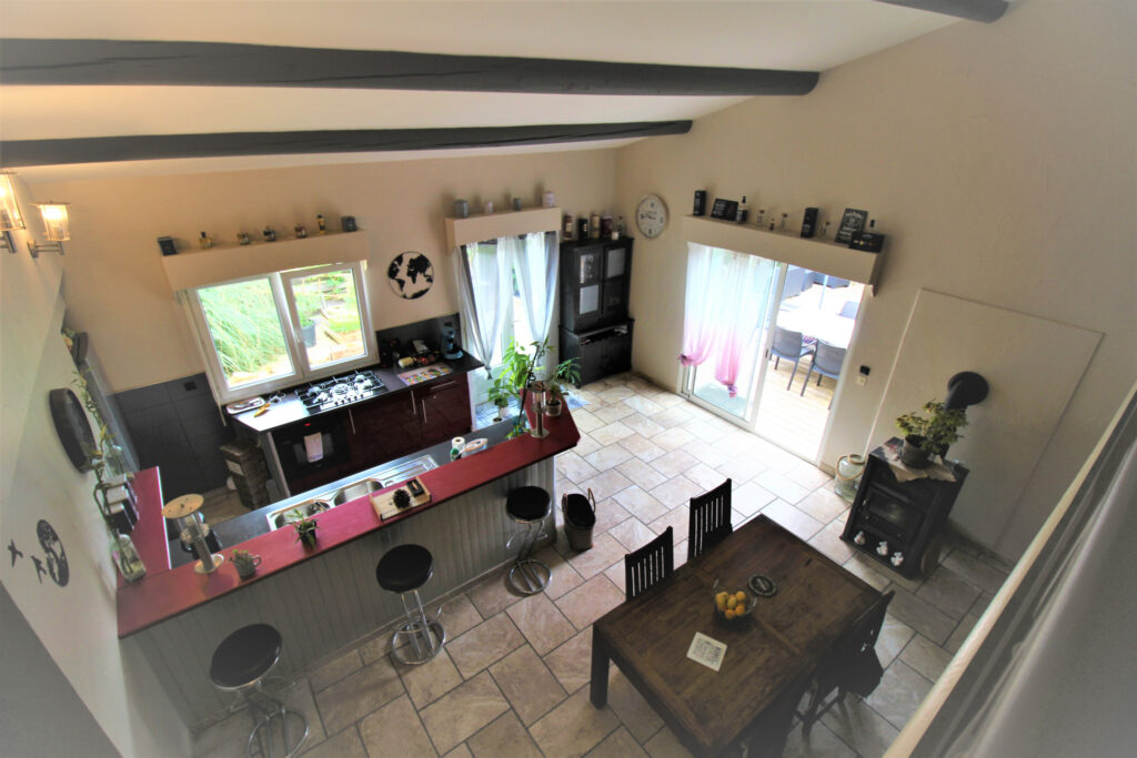 Villa de plain pied sur terrain de 1500 m2 – 6 pièces – 3 chambres – 137 m²