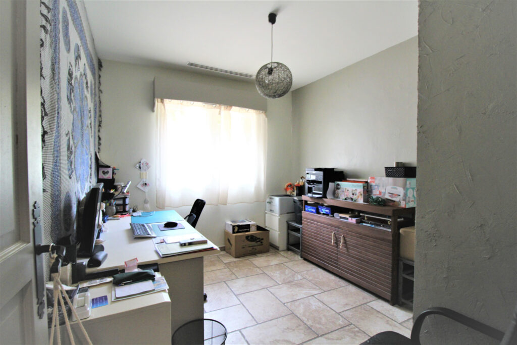 Villa de plain pied sur terrain de 1500 m2 – 6 pièces – 3 chambres – 137 m²