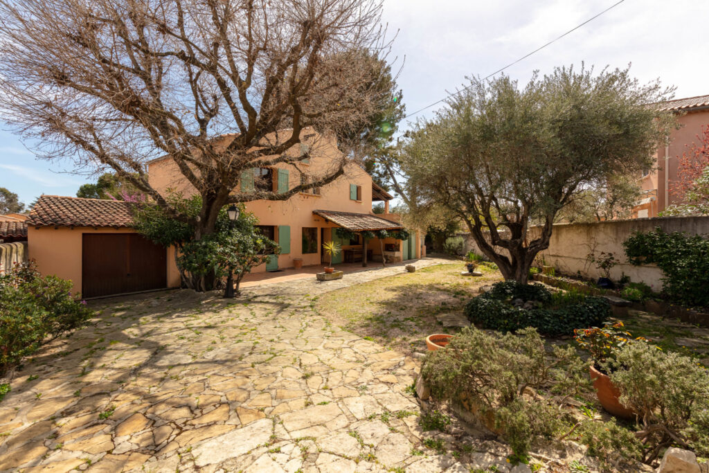 VILLA PROVENCAL 5 CHAMBRES LE BEAUSSET – 8 pièces – 5 chambres – 140 m²